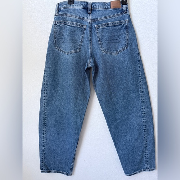 👉 NWOT American Eagle Barrel Jeans | Women’s Size 2 | High Rise Medium Wash Deni - Picture 3 of 14